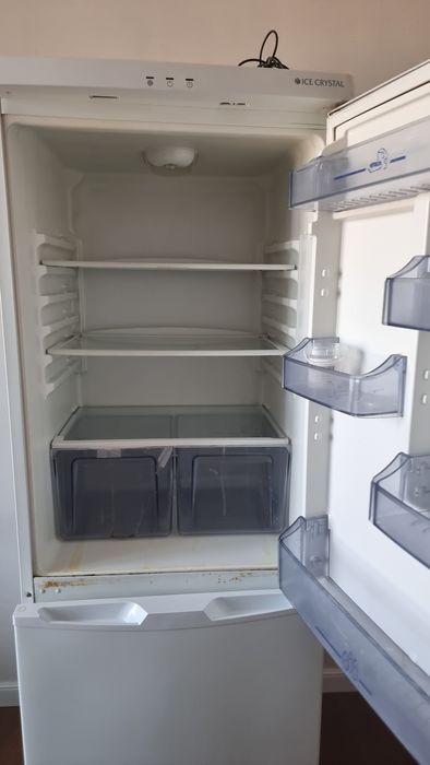 тоңазтқыш жұмыс істеп тұр