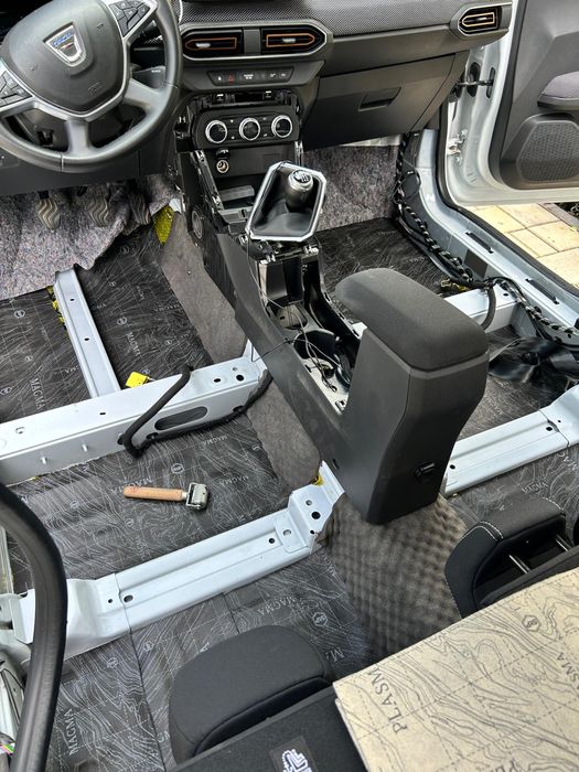 Montaj lumini ambientale, insonorizari auto