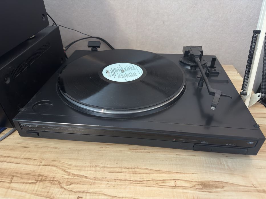 Продавам грамофон Kenwood KD-49F - пълен автомат.