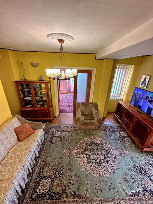 Închiriez apartament cu 4 camere