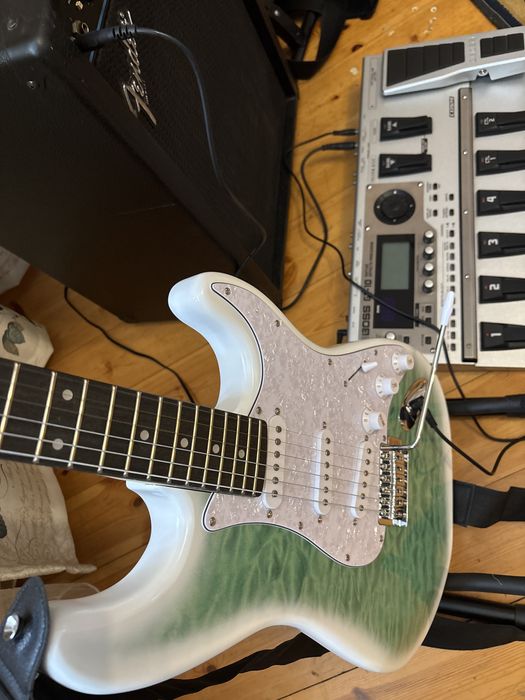 Продам Электрогитара fender stratokaster продам