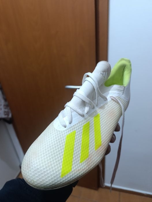 Продавам футболни бутонки Adidas 42
Бутонките са носени малко,