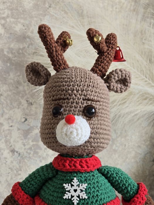 Ръчно плетено еленче с пуловер и настроение