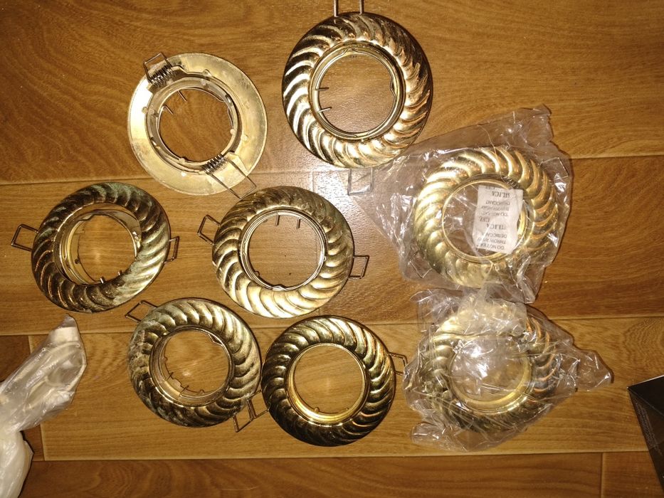 Продам потолочные светильники!