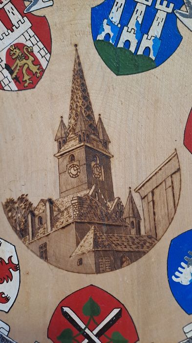 Ръчно рисувана и гравирана  дървена чиния с гербовете на германски про