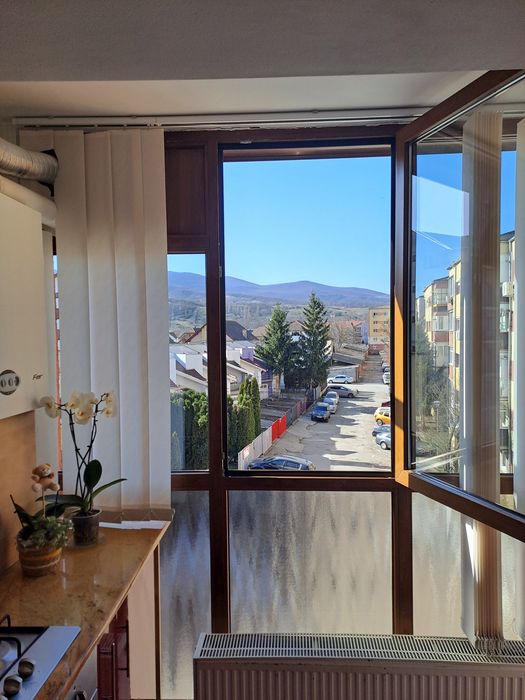 Proprietar-vand ap , 2 camere, decomandat, zona Piata- Cetate