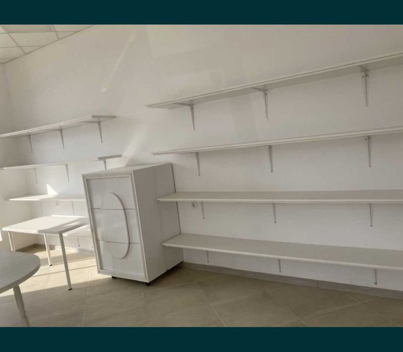 Оборудване за магазин,ателие,стелажи, масивно бюро и рафтове от MDF