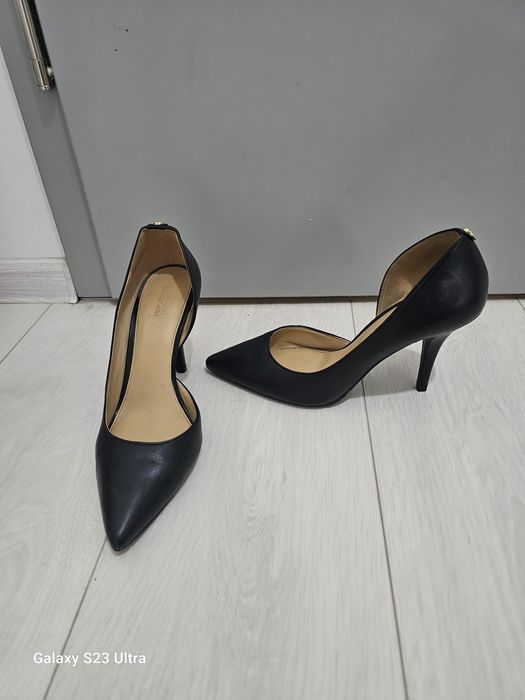 Vând pantofi de dama, din piele naturala, negrii, marca Michael Kors,