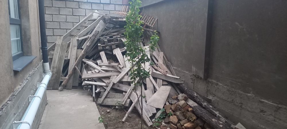 Дрова, деревяшки от строительства