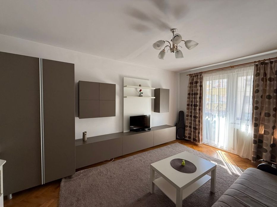 Închiriez apartament cu 2 camere