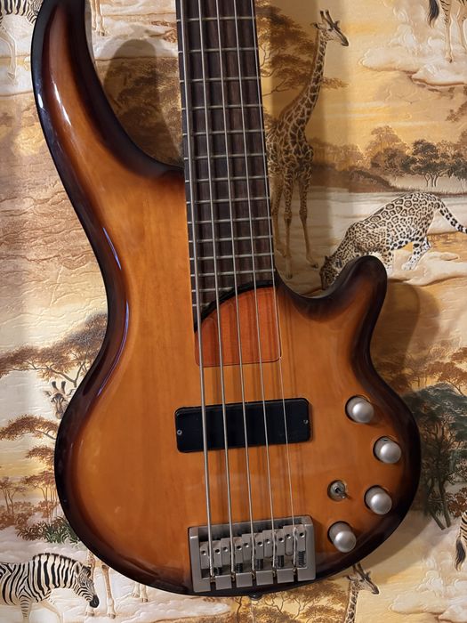 Продам бас-гитару