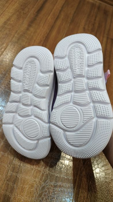 Продам кроссовки skeachers на девочку