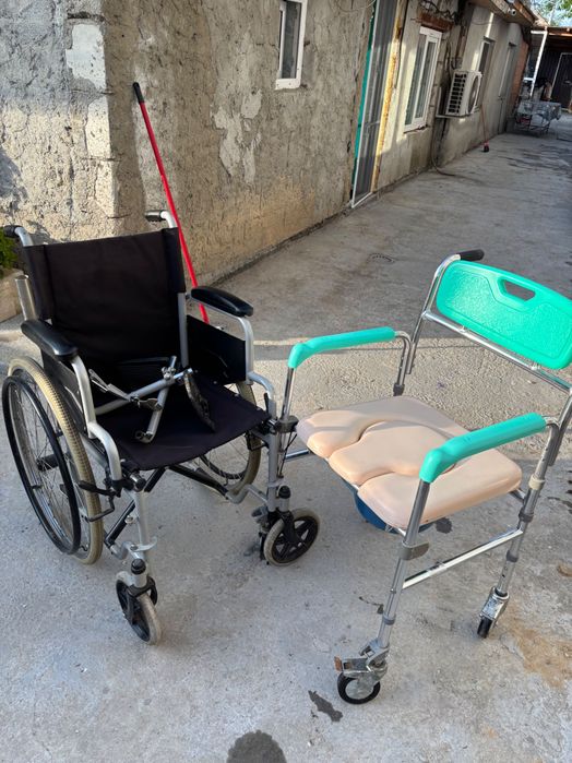 Vand carucior pentru persoanele cu dizabilitati  si un scaun toaletă de interior