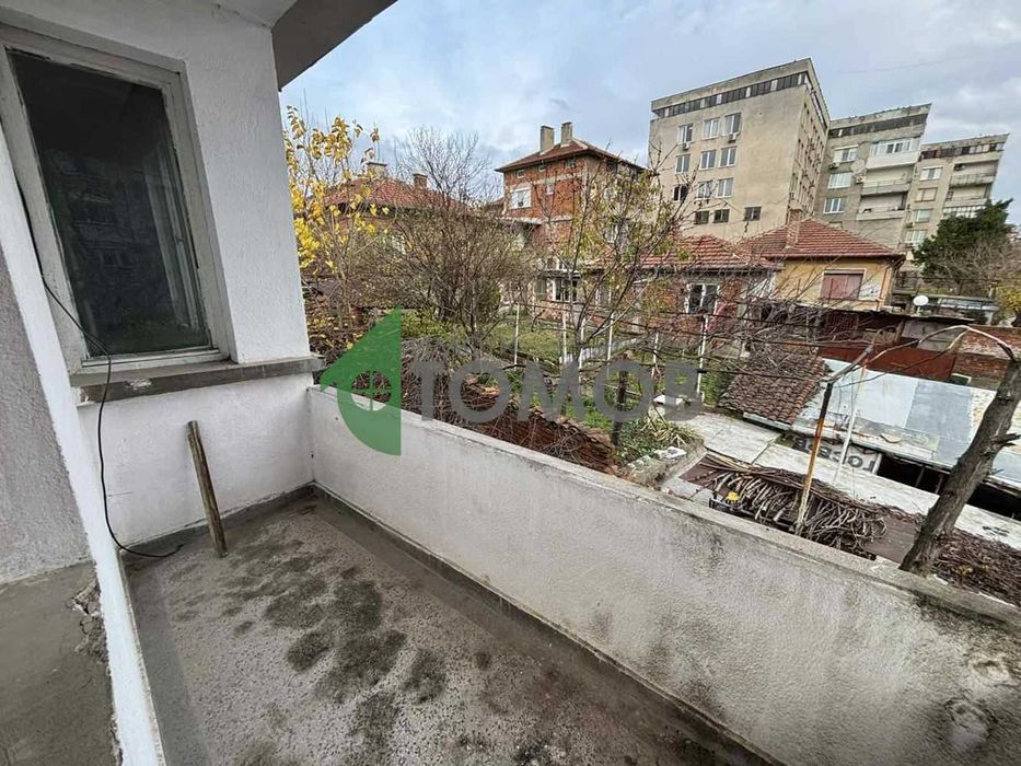 Монолитна къща с двор и гараж в град Чирпан