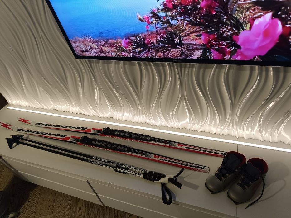 Лыжи палки ботинки 32р.