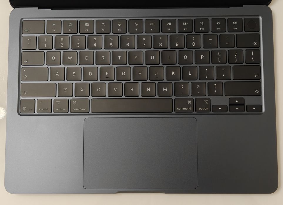MacBook Air 13 M5 24/1TB 10 циклов