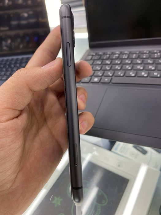 iPhone 11 blask 320$