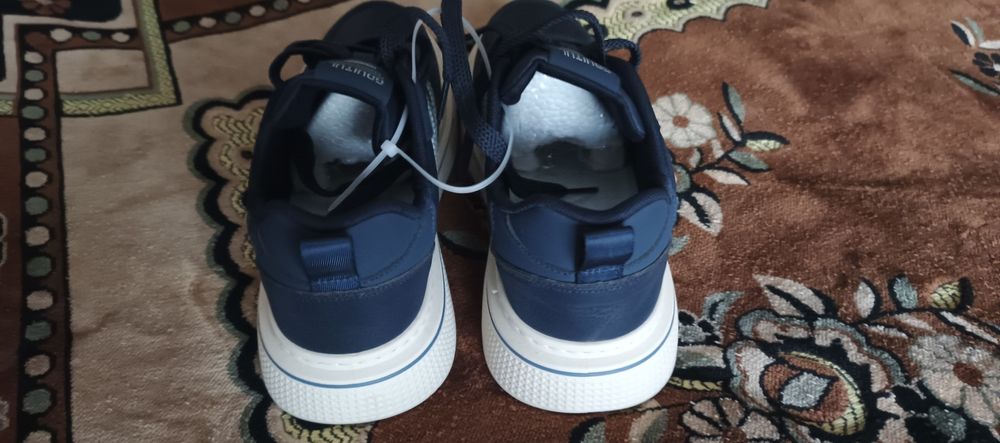 Кроссовки новые 42 размер