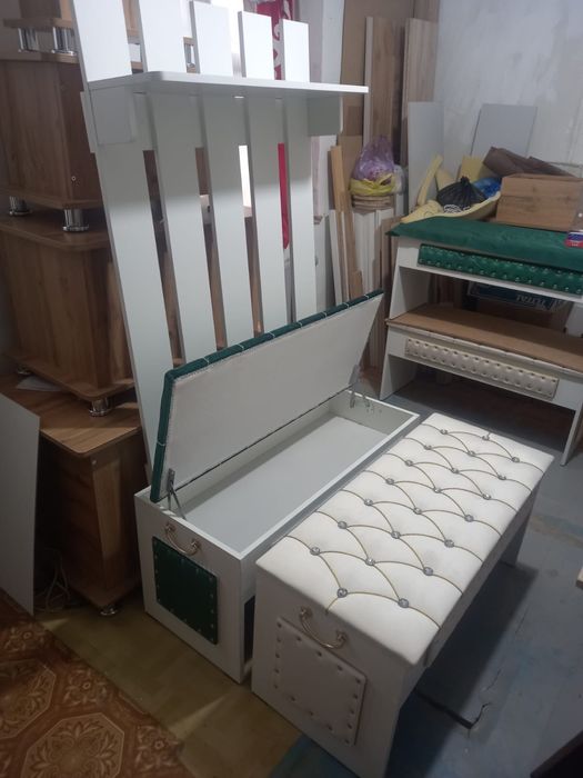 Продам в прихожую вешалку