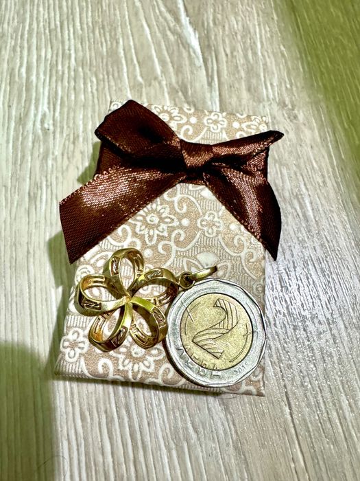 Златна висулка цвете детелина