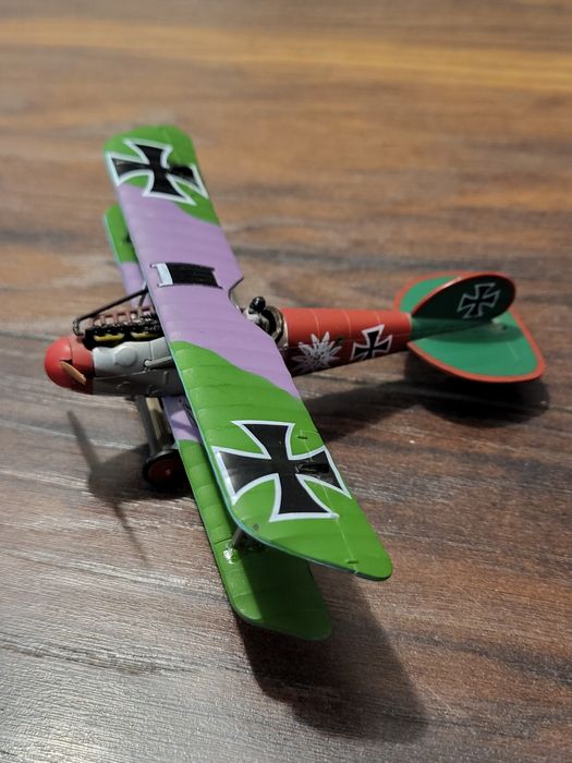 Machetă detaliată a avionului de vanatoare  al Germaniei Imperiale din Primul Război Mondial - Albatros D.V,  1917, scara 1:48 + suport