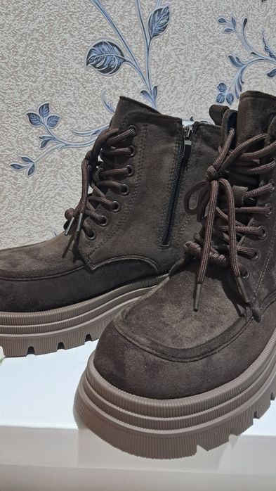 Продам ботинки новые,замша.