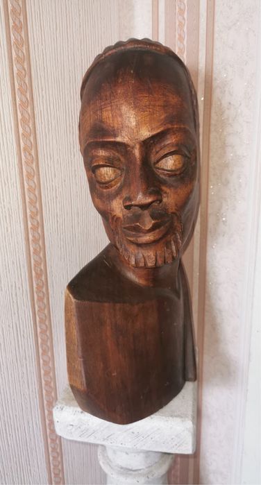 Антикварен дървен бюст от абанос и каменна колона пиедестал постамент