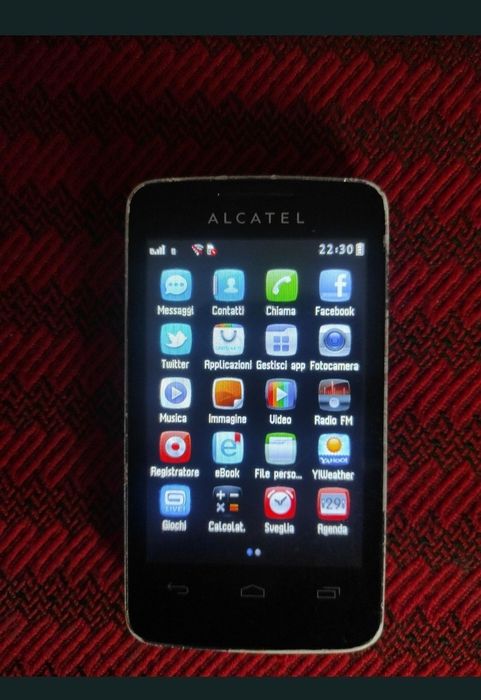 Telefon  cu touchscreen și cameră foto/video, bună stare de funcționare.