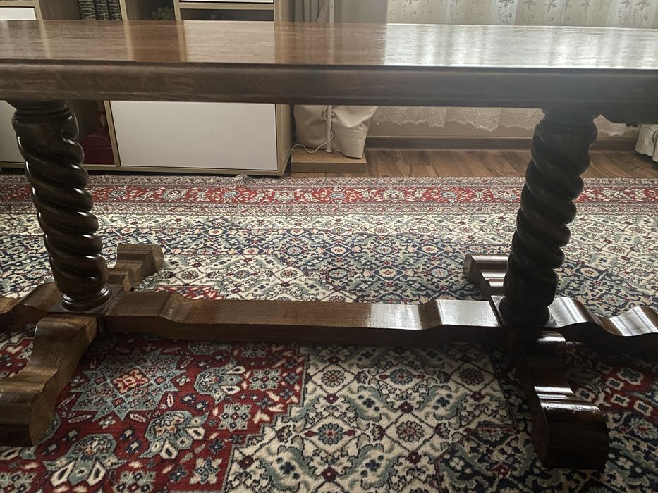 Резбована холна маса