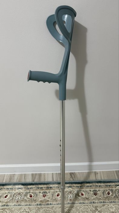 Костыль с опорой под локоть