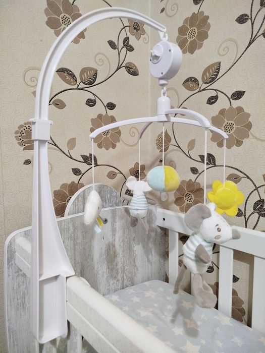 Музикална въртележка за бебешко легло