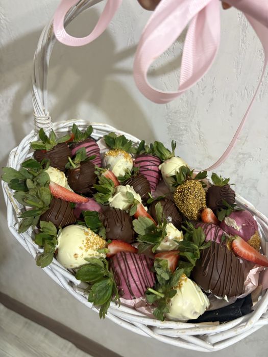 Клубника финики в шоколаде Тараз