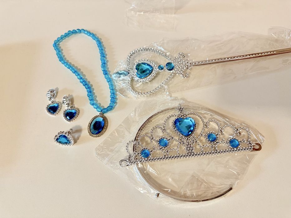 НОВА рокля Елза, с бижута, корона и вълшебна пръчка, за 120 см, 4-5 г