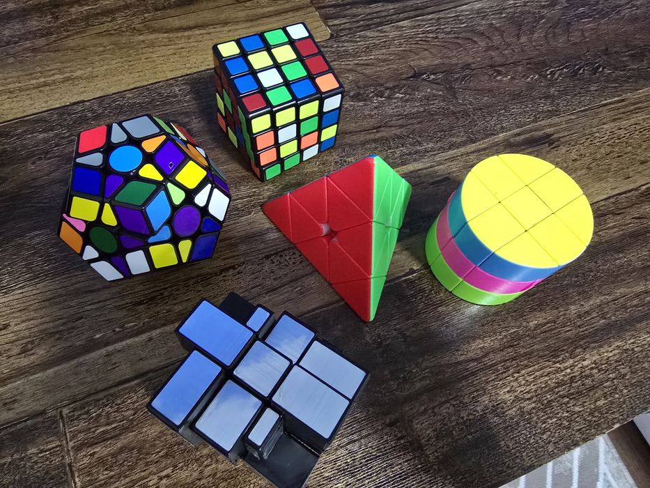 Комплект разных видов кубика рубика.
