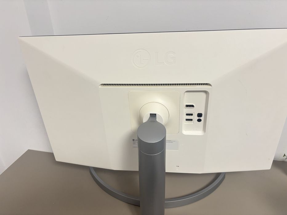 Monitor LG ( LG 27UL550-W )