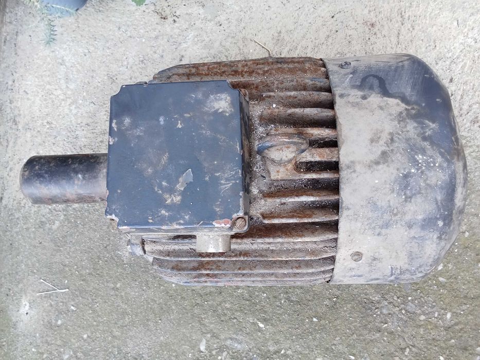 Vând motor trifazic electric!