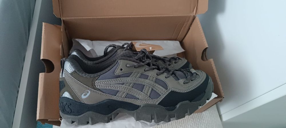 Новые кроссовки ASICS, 40 размер