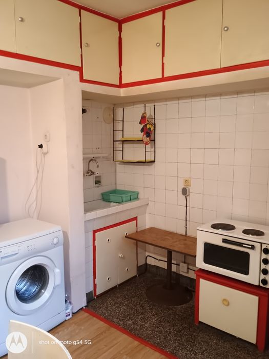 Под наем 3 стаен, София, кв. Изток, 100 кв.м. обзаведен, партер