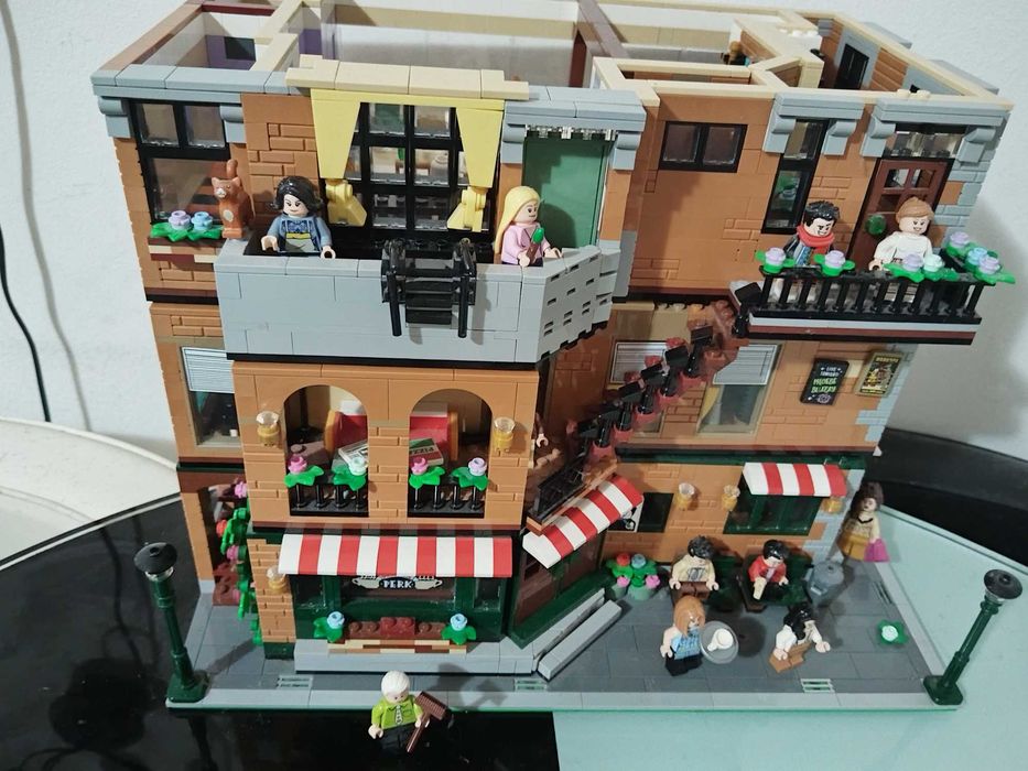 MOC Clădire Modulară Uriașă LEGO Friends (3 etaje – Central Perk + Apartamente)