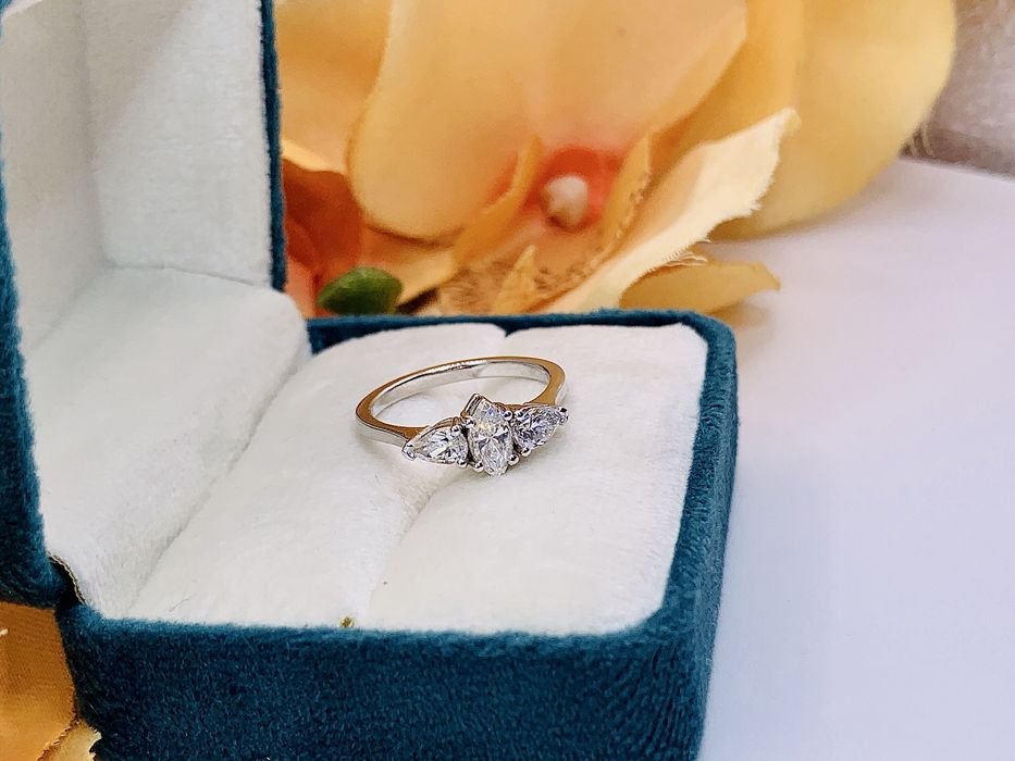 Роскошное золотое кольцо с чистейшими бриллиантами