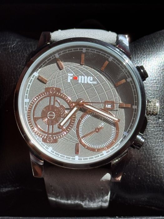 Продаются мужские часы.