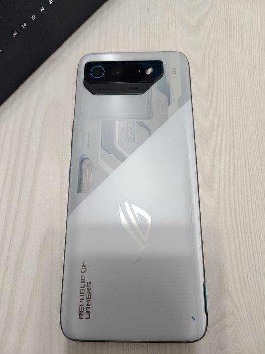 Telefon Gaming ROG Phone 7. 16 GB Ram, 512GB