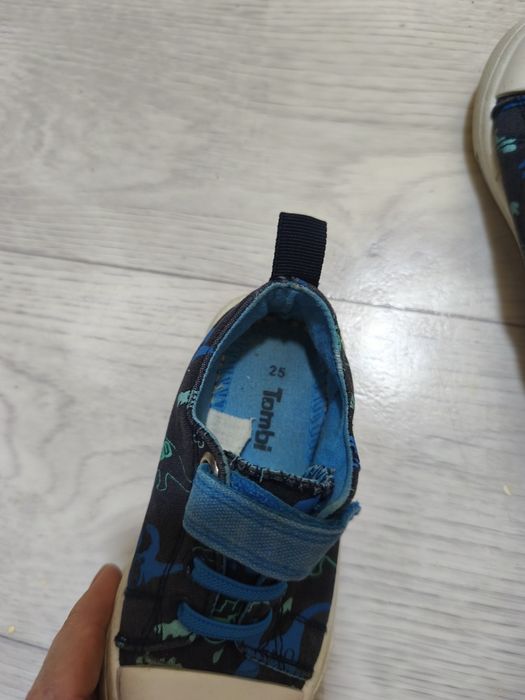 Ер баланын аяк киимдери...