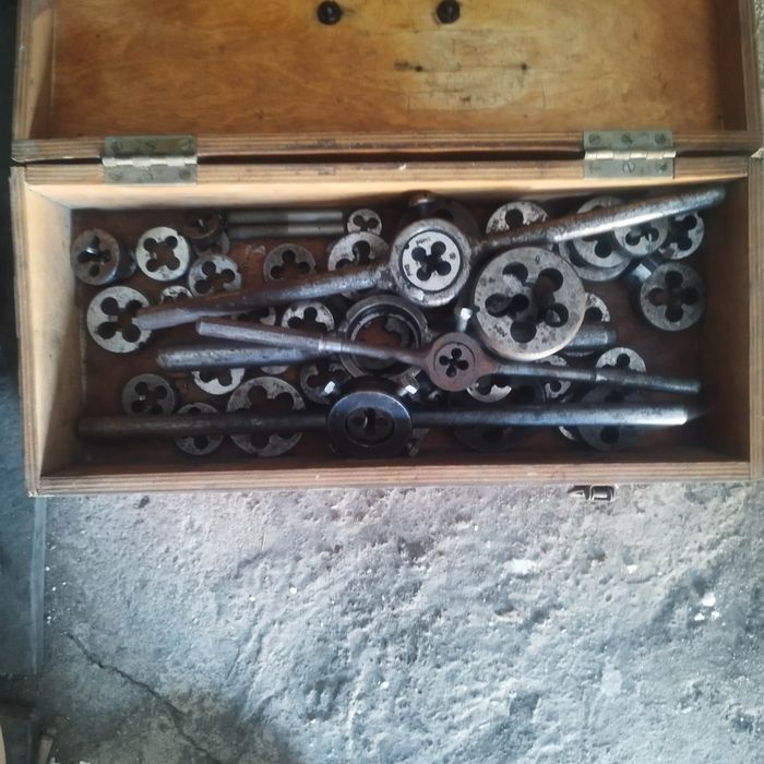 Набор лерок , плашки.