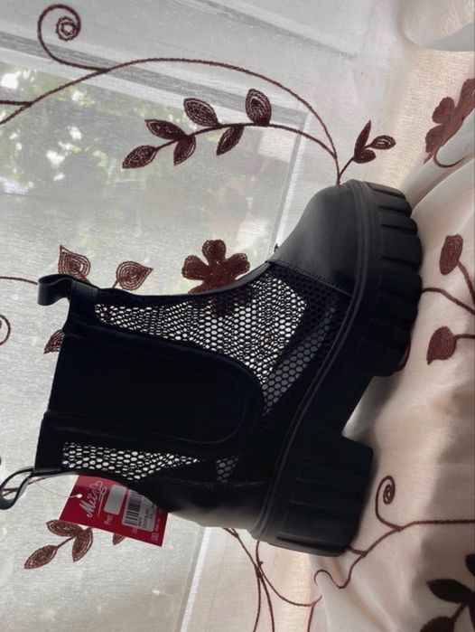 Bocanci de vara,negri ,usori si comozi