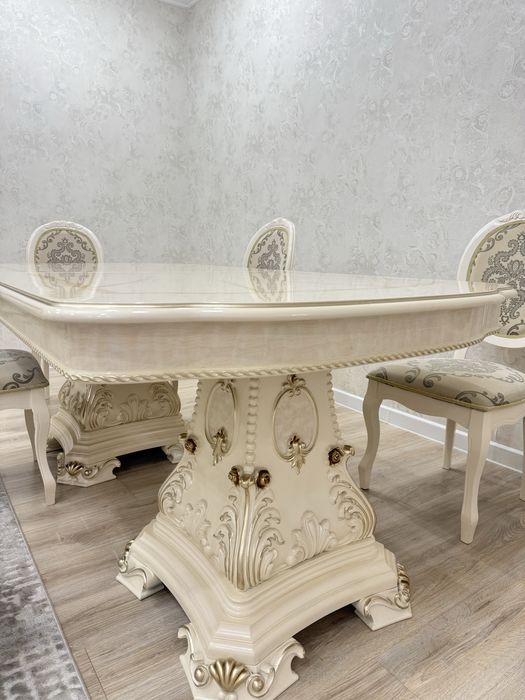 Стол со стульями