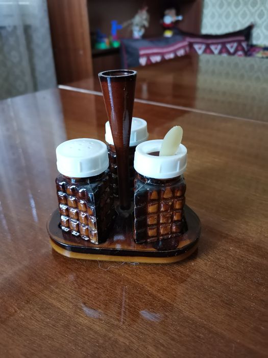 Битови неща, вази, свещник, солнички