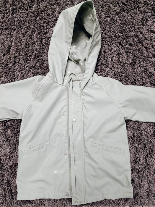 Geacă de ploaie sau contra vânt atât pentru fetițe cât și băieți.