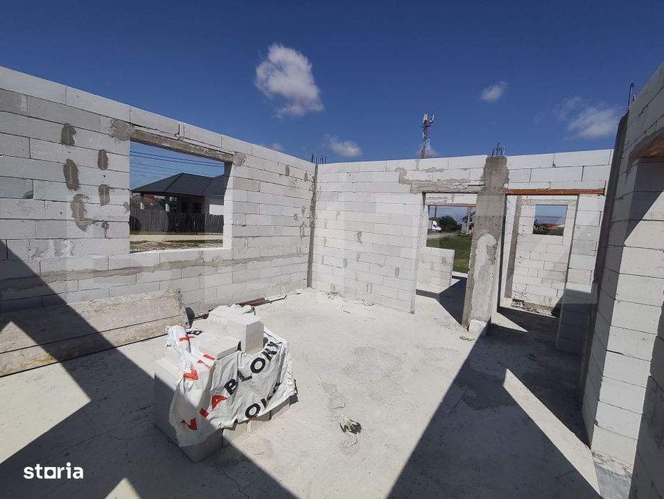 Casa de vanzare, la rosu, 3 camere, 90 mp, in Les