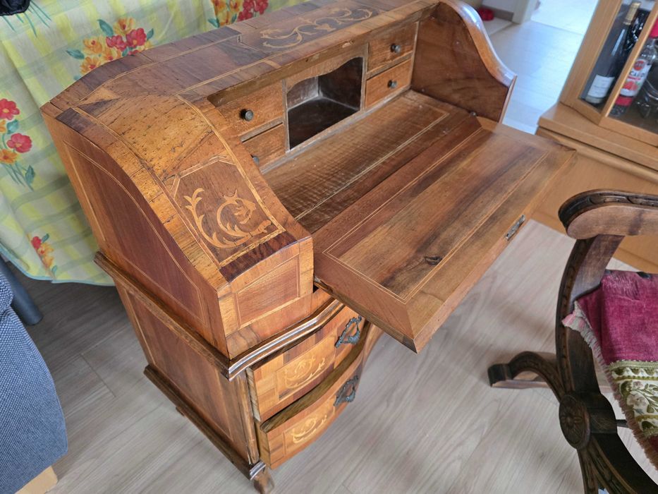 Бюро секретар с интарзии.